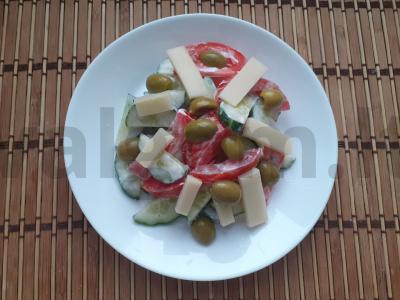 Daržovių salotas su alyvuogėmis ir parmezanu pagrindine nuotrauka