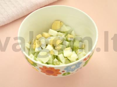 Greitas salotas su agurkais, kiaušiniais ir sūriu Žingsnis 2