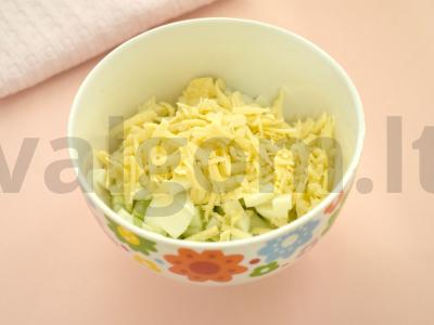 Greitas salotas su agurkais, kiaušiniais ir sūriu Žingsnis 3