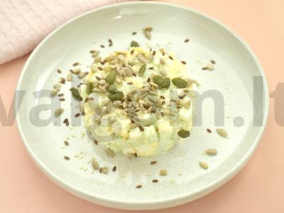 Greitas salotas su agurkais, kiaušiniais ir sūriu Žingsnis 5