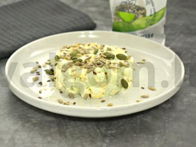 Greitas salotas su agurkais, kiaušiniais ir sūriu pagrindine nuotrauka