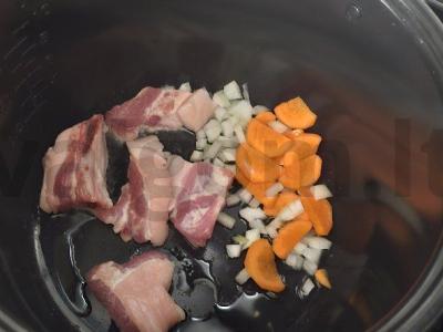 Birus plovas su kiauliena, paruoštas lėtoje viryklėje Žingsnis 2