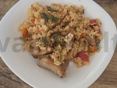 Birus plovas su kiauliena, paruoštas lėtoje viryklėje pagrindine nuotrauka