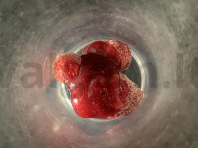 Pieninis aviečių-braškių kokteilis su kokosų drožlėmis Žingsnis 1