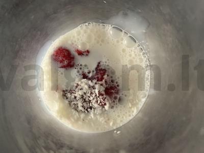 Pieninis aviečių-braškių kokteilis su kokosų drožlėmis Žingsnis 3