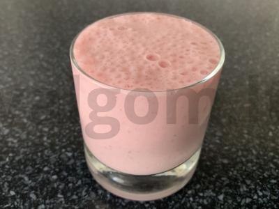 Pieninis aviečių-braškių kokteilis su kokosų drožlėmis Žingsnis 5