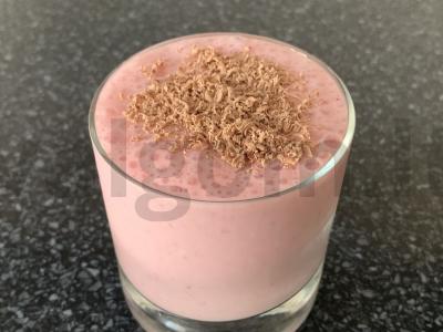 Pieninis aviečių-braškių kokteilis su kokosų drožlėmis pagrindine nuotrauka