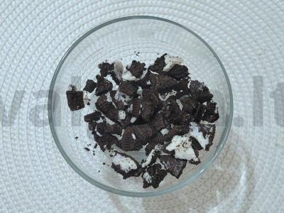 Švelnus desertas iš ledų, sausainių ir šokolado Žingsnis 1