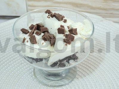 Švelnus desertas iš ledų, sausainių ir šokolado pagrindine nuotrauka