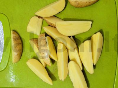 Kaimiškos bulvės su aromatinga druska keptuvėje Žingsnis 1