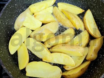 Kaimiškos bulvės su aromatinga druska keptuvėje Žingsnis 2