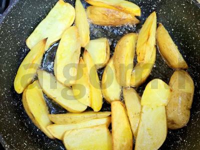 Kaimiškos bulvės su aromatinga druska keptuvėje Žingsnis 3