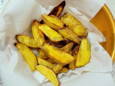 Kaimiškos bulvės su aromatinga druska keptuvėje Žingsnis 4