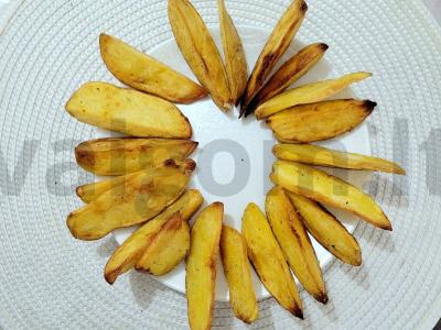 Kaimiškos bulvės su aromatinga druska keptuvėje pagrindine nuotrauka