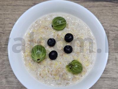 Kasha „Draugystė“ su uogomis ant pieno pagrindine nuotrauka