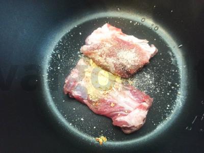 Sotūs sriuba su kiaulienos šonkauliais ir kiaušinių makaronais Žingsnis 1