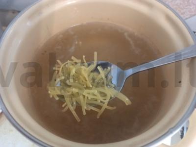 Sotūs sriuba su kiaulienos šonkauliais ir kiaušinių makaronais Žingsnis 3