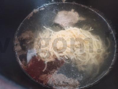 Sotūs sriuba su kiaulienos šonkauliais ir kiaušinių makaronais Žingsnis 5