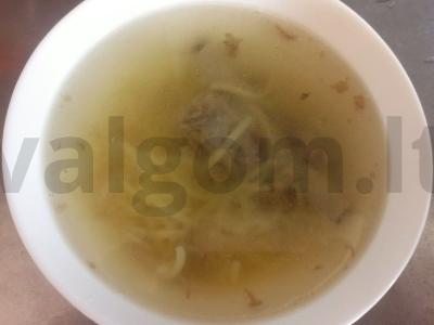 Sotūs sriuba su kiaulienos šonkauliais ir kiaušinių makaronais pagrindine nuotrauka