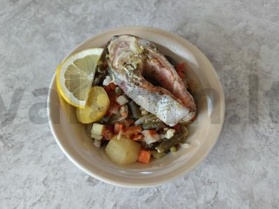 Kepta upėtakis su bulvėmis ir daržovių mišiniu pagrindine nuotrauka