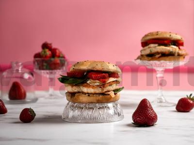 Burgeris su braškėmis pagrindine nuotrauka