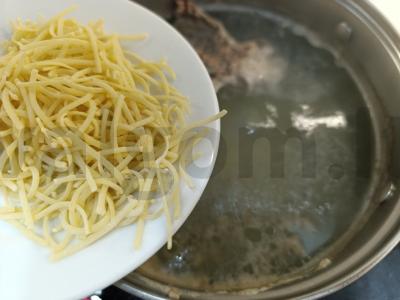 Vištienos sriuba su kiaušinių makaronais ir kiaušiniu Žingsnis 4