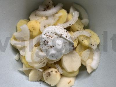 Bulvės su lašiniais, grietine ir svogūnais orkaitėje Žingsnis 2