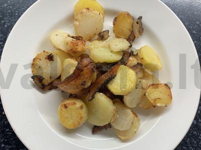 Bulvės su lašiniais, grietine ir svogūnais orkaitėje pagrindine nuotrauka