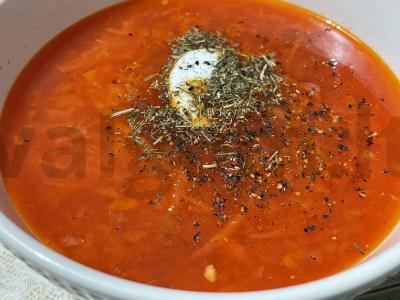 Borsčas su pomidorų tyrė pagrindine nuotrauka