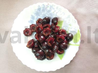 Dviejų sluoksnių želė su pienu ir vyšniomis Žingsnis 1