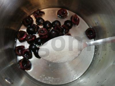 Dviejų sluoksnių želė su pienu ir vyšniomis Žingsnis 2