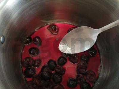 Dviejų sluoksnių želė su pienu ir vyšniomis Žingsnis 3