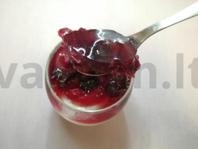 Dviejų sluoksnių želė su pienu ir vyšniomis pagrindine nuotrauka
