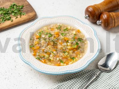 Sriuba su perlinėmis kruopomis ir daržovėmis pagrindine nuotrauka