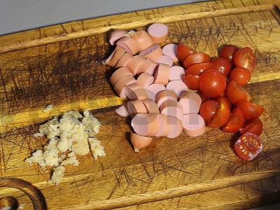 Makaronai su dešrelėmis, pomidorais ir špinatais su mocarelos padažu Žingsnis 1