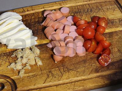 Makaronai su dešrelėmis, pomidorais ir špinatais su mocarelos padažu Žingsnis 2