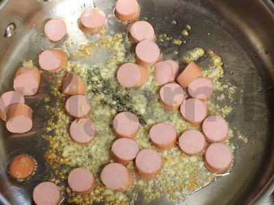 Makaronai su dešrelėmis, pomidorais ir špinatais su mocarelos padažu Žingsnis 4