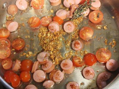 Makaronai su dešrelėmis, pomidorais ir špinatais su mocarelos padažu Žingsnis 6