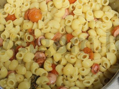 Makaronai su dešrelėmis, pomidorais ir špinatais su mocarelos padažu Žingsnis 7