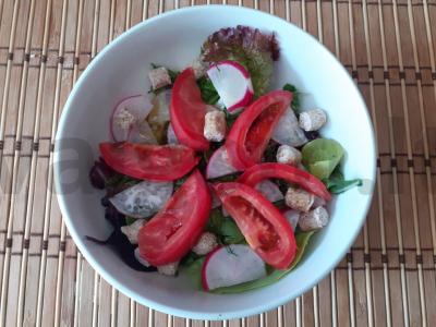 Daržovių salotas su avižų sėlenomis ir žolelėmis pagrindine nuotrauka