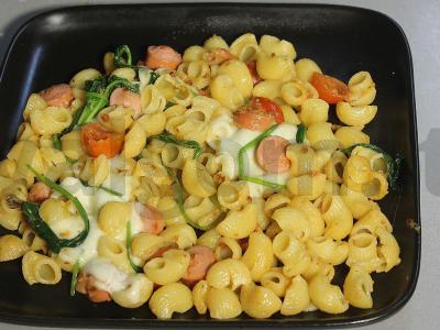 Makaronai su dešrelėmis, pomidorais ir špinatais su mocarelos padažu Žingsnis 9