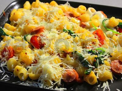 Makaronai su dešrelėmis, pomidorais ir špinatais su mocarelos padažu pagrindine nuotrauka