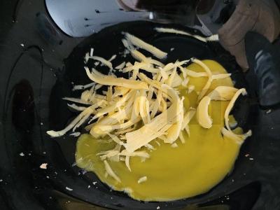 Skanūs ir sotūs sūrio skrudinta duona Žingsnis 1