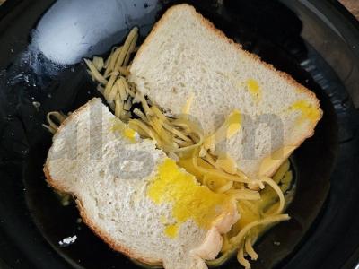 Skanūs ir sotūs sūrio skrudinta duona Žingsnis 2