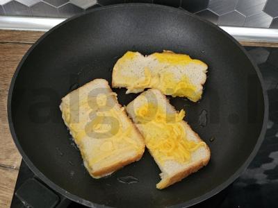 Skanūs ir sotūs sūrio skrudinta duona Žingsnis 3