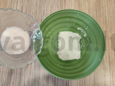 Skanūs varškėčiai su šokoladiniu įdaru keptuvėje Žingsnis 2