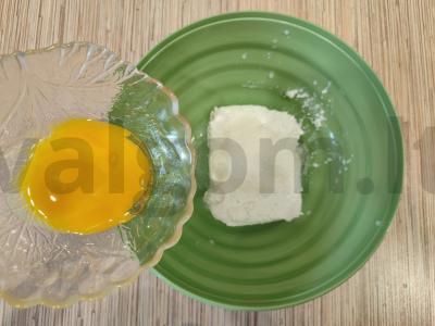 Skanūs varškėčiai su šokoladiniu įdaru keptuvėje Žingsnis 4