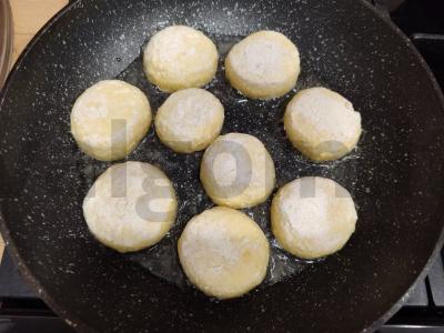 Skanūs varškėčiai su šokoladiniu įdaru keptuvėje Žingsnis 9