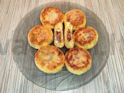 Skanūs varškėčiai su šokoladiniu įdaru keptuvėje pagrindine nuotrauka