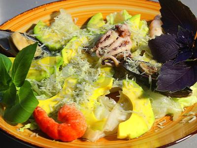 Jūros gėrybių ir avokado salotas pagrindine nuotrauka